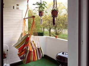 Fotel hamakowy na balkonie