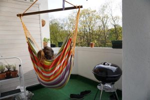 fotel hamakowy na balkonie