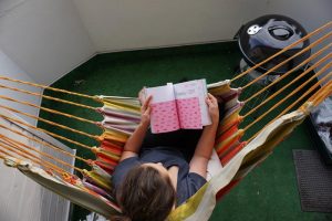 czytanie książki w hamaku