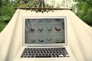 laptop na hamaku