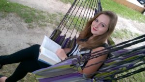 czytanie kasiążki w hamaku