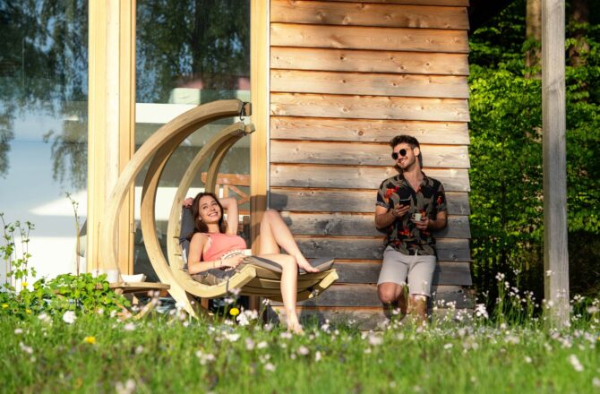 Najlepsze fotele wiszące do ogrodu – jakie meble wypoczynkowe wybrać? Hity sezonu 2023